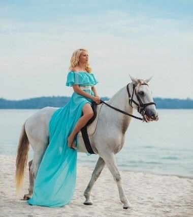 Flying Dress Horse Riding Beach Tour